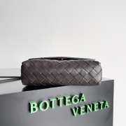 Bottega Veneta small messenger bag in black 19x15x5.5cm - 6