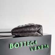 Bottega Veneta small messenger bag in black 19x15x5.5cm - 5