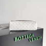 Bottega Veneta small messenger bag in white 19x15x5.5cm - 6