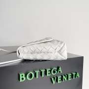 Bottega Veneta small messenger bag in white 19x15x5.5cm - 5