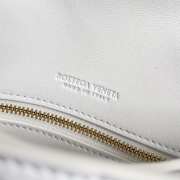 Bottega Veneta small messenger bag in white 19x15x5.5cm - 2