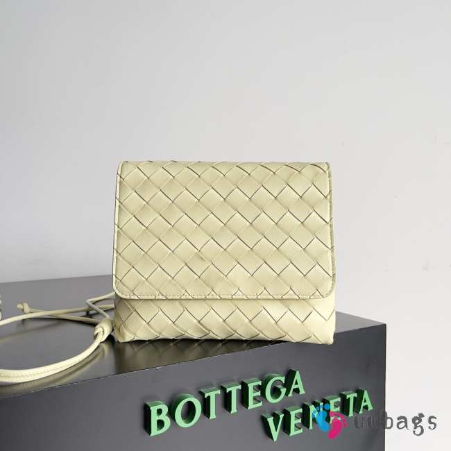 Bottega Veneta small messenger bag in yellow 19x15x5.5cm - 1