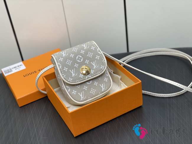 LV M60018 white mini lipstick bag 18x14x6cm - 1