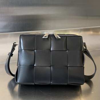 Bottega Veneta 730027 black camera bag 20x15x5cm