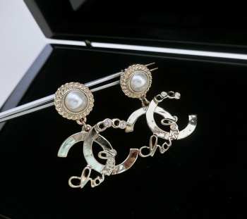 Chanel earrings E011