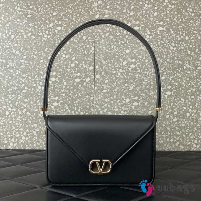 Valentino Garavani Letter In Black 24x15.5x7cm - 1