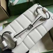 Gucci Horsebit Chain Shoulder Bag In White - 3