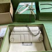 Gucci Horsebit Chain Shoulder Bag In White - 6