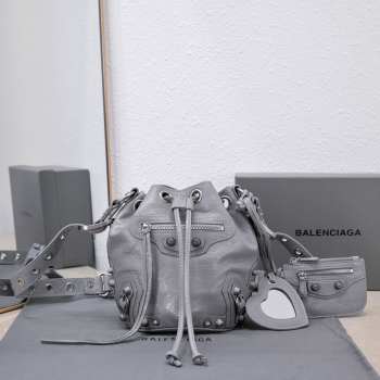 Balenciaga Le Cagole XS 12 bucket bag 15x20x18cm