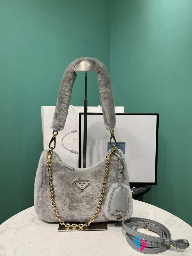 Prada Re-Edition 2005 shearling shoulder bag in gray 22x12x6cm - 1