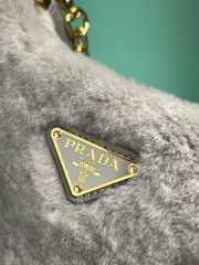 Prada Re-Edition 2005 shearling shoulder bag in gray 22x12x6cm - 3