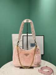 Prada Re-Edition 2005 shearling shoulder bag in pink 22x12x6cm - 1