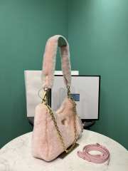 Prada Re-Edition 2005 shearling shoulder bag in pink 22x12x6cm - 5