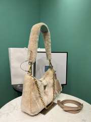 Prada Re-Edition 2005 shearling shoulder bag in beige 22x12x6cm - 5