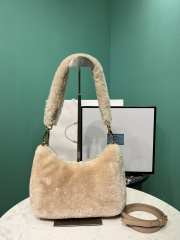 Prada Re-Edition 2005 shearling shoulder bag in beige 22x12x6cm - 3