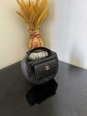 Chanel Quilted Caviar Small Hula Hoop Black 16x16x5.5cm - 4