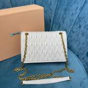 Miu Miu Leather Chain-Linked Shoulder Bag In White 19x13x5cm - 4