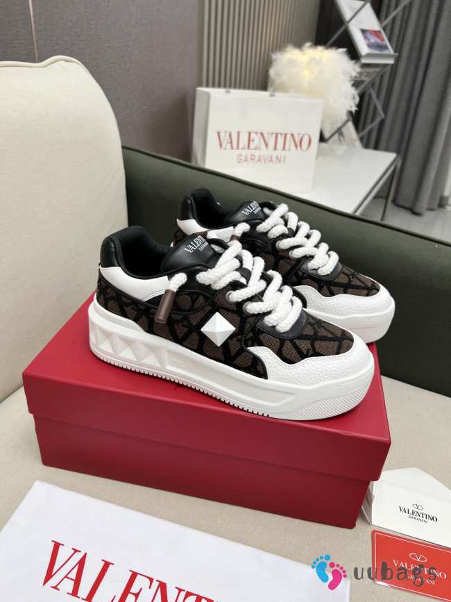 Valentino One Stud Sneaker 09 - 1