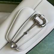 Gucci Horsebit 1955 Shoulder Bag In White - 4