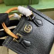 Gucci Diana super mini bag in black - 2