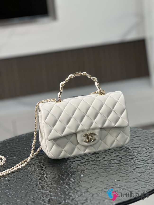 Chanel 23K top handle in white with light gold buckle 20x12x6cm - 1