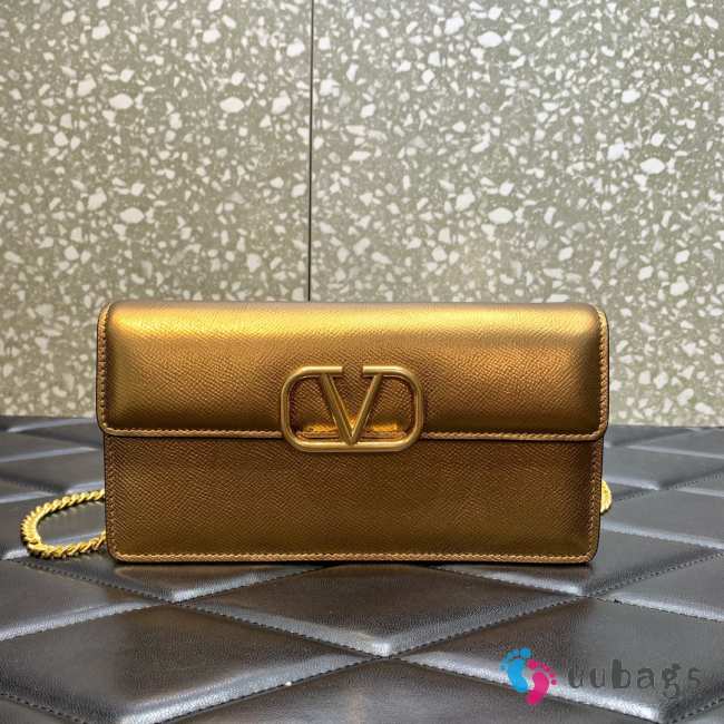 Valentino Garavani Vlogo Signature Grainy Calfskin Wallet With Chain Gold - 1