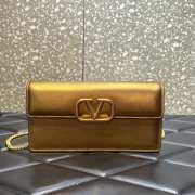 Valentino Garavani Vlogo Signature Grainy Calfskin Wallet With Chain Gold - 1