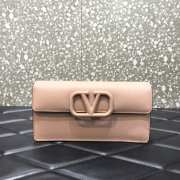 Valentino Garavani Vlogo Signature Grainy Calfskin Wallet With Chain Pink - 1