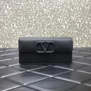 Valentino Garavani Vlogo Signature Grainy Calfskin Wallet With Chain Black - 1