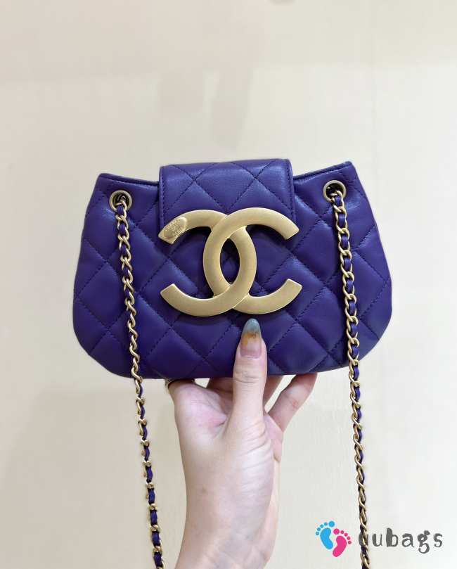 Chanel Small Messenger Bag Lambskin & Gold-Tone Metal Purple 14x21x5cm - 1