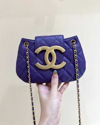 Chanel Small Messenger Bag Lambskin & Gold-Tone Metal Purple 14x21x5cm