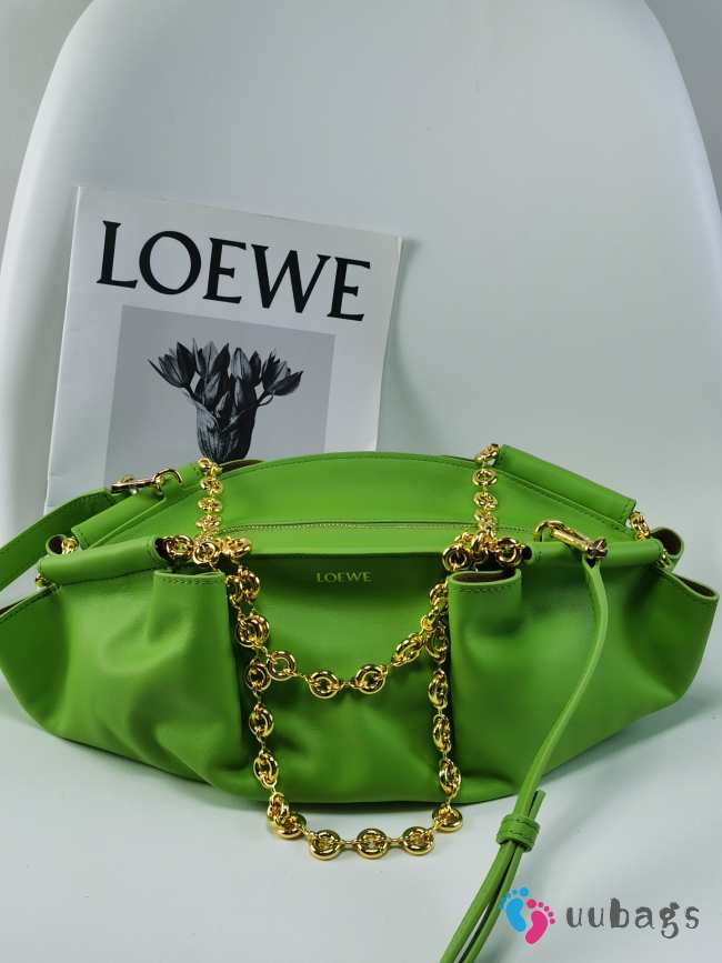 Paseo bag in shiny nappa calfskin with chain apple green 11.5x35x21cm - 1