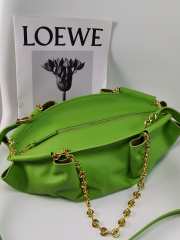 Paseo bag in shiny nappa calfskin with chain apple green 11.5x35x21cm - 3