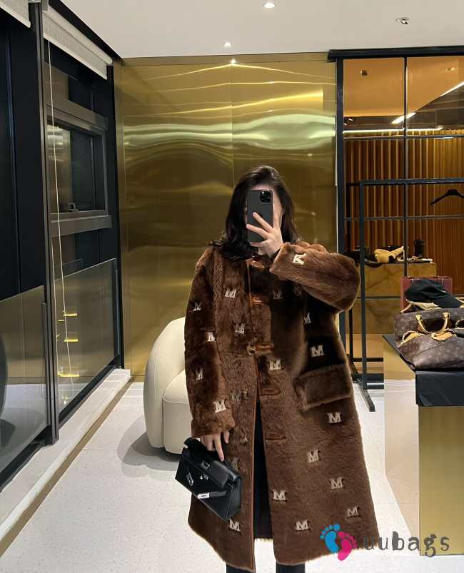 Max Mara oversized long fur coat embroidered with brown M logo - 1