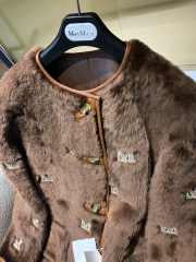 Max Mara oversized long fur coat embroidered with brown M logo - 5