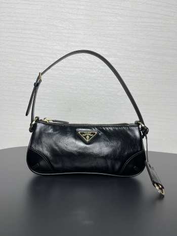 Prada Re-Edition 2002 small leather shoulder bag in black 24.5x11x6cm