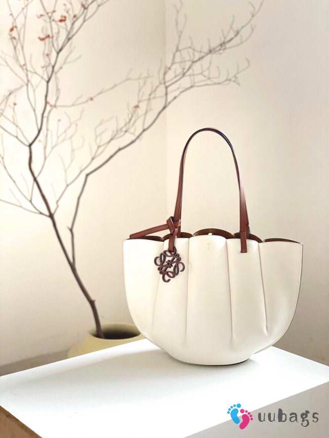 Loewe Shell Small Leather Tote Bag in White 33x25x15cm - 1