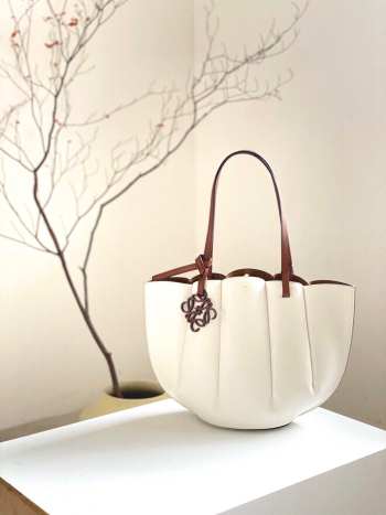 Loewe Shell Small Leather Tote Bag in White 33x25x15cm