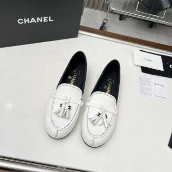 Chanel loafer in white 