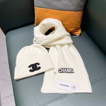 Chanel set wool hat & scarf in white