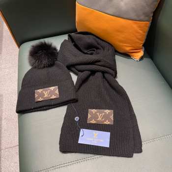 Louis Vuitton set wool hat & scarf in black