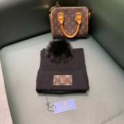 Louis Vuitton set wool hat & scarf in black - 6