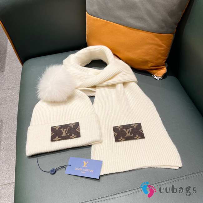 Louis Vuitton set wool hat & scarf in white - 1