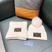 Louis Vuitton set wool hat & scarf in white - 5