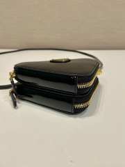 Prada mini triangular patent leather clutch in black 10x15x5cm - 2