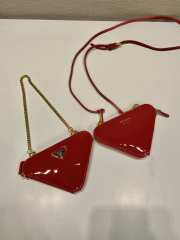 Prada mini triangular patent leather clutch in red 10x15x5cm - 2