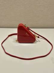 Prada mini triangular patent leather clutch in red 10x15x5cm - 5