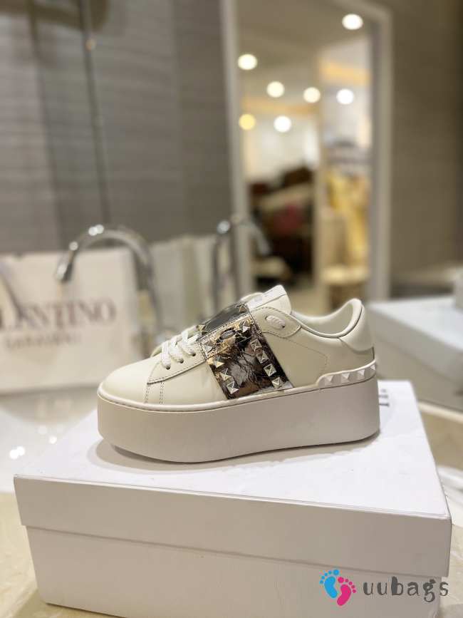 Valentino Garavani Rockstud Untitled flatform trainer in calfskin leather with metallic crackle- effect band  - 1