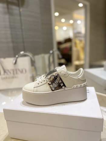 Valentino Garavani Rockstud Untitled flatform trainer in calfskin leather with metallic crackle- effect band 