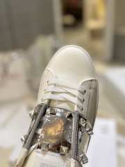 Valentino Garavani Rockstud Untitled flatform trainer in calfskin leather with metallic crackle- effect band  - 3